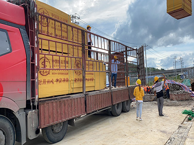 建筑模板裝車發(fā)貨中