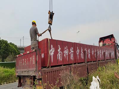 竹膠板達到工地